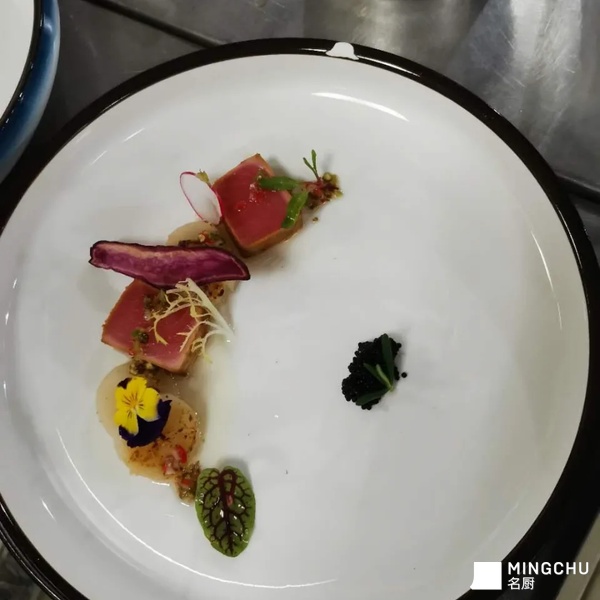 名厨 轻灼蓝鳍金枪鱼带子黑鱼子酱香草油青胡椒汁 名厨 轻灼蓝鳍金枪鱼带子黑鱼子酱香草油青胡椒汁